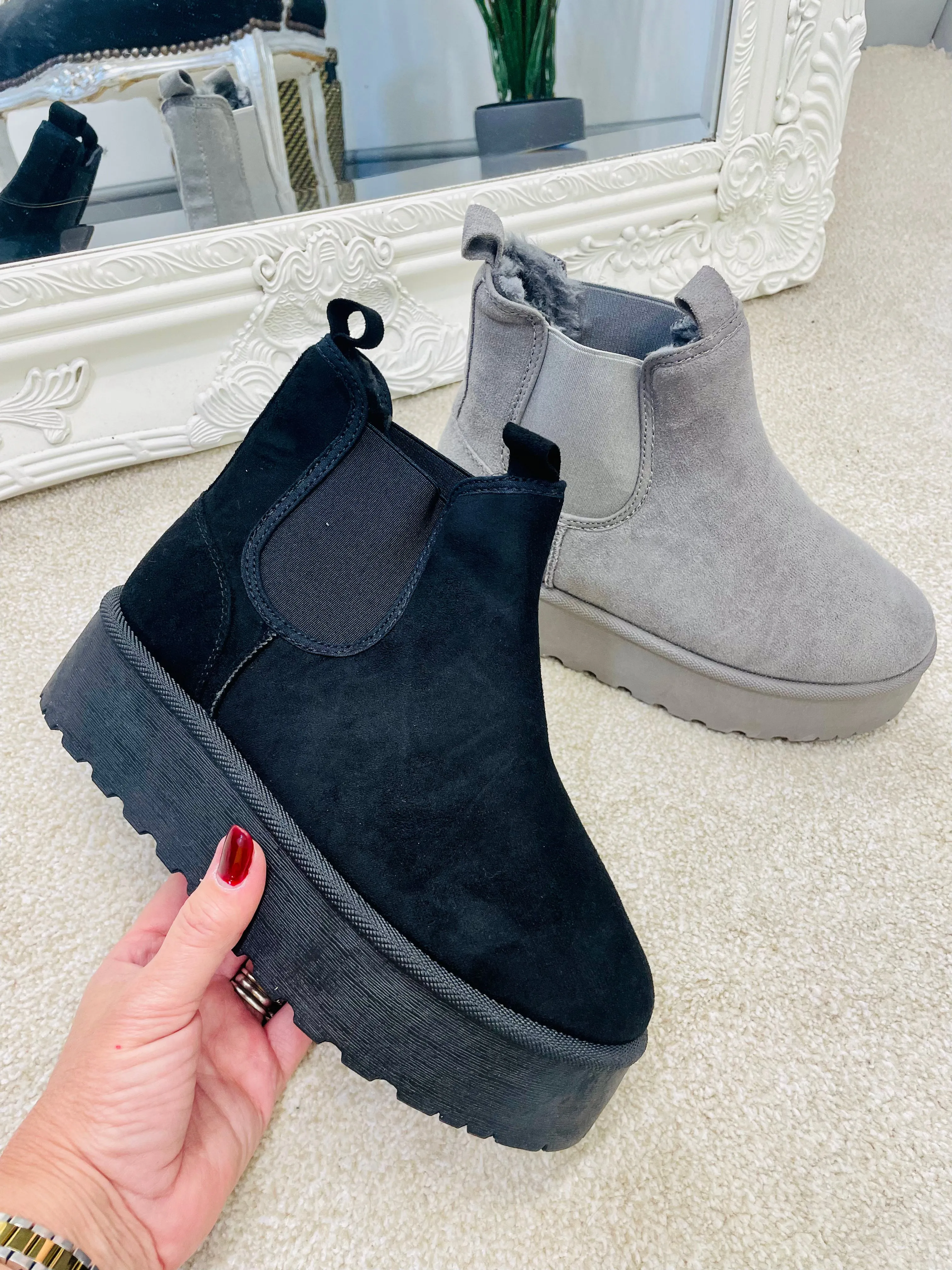 Faux Suede Flatform Huggy Boots in 2 Colors