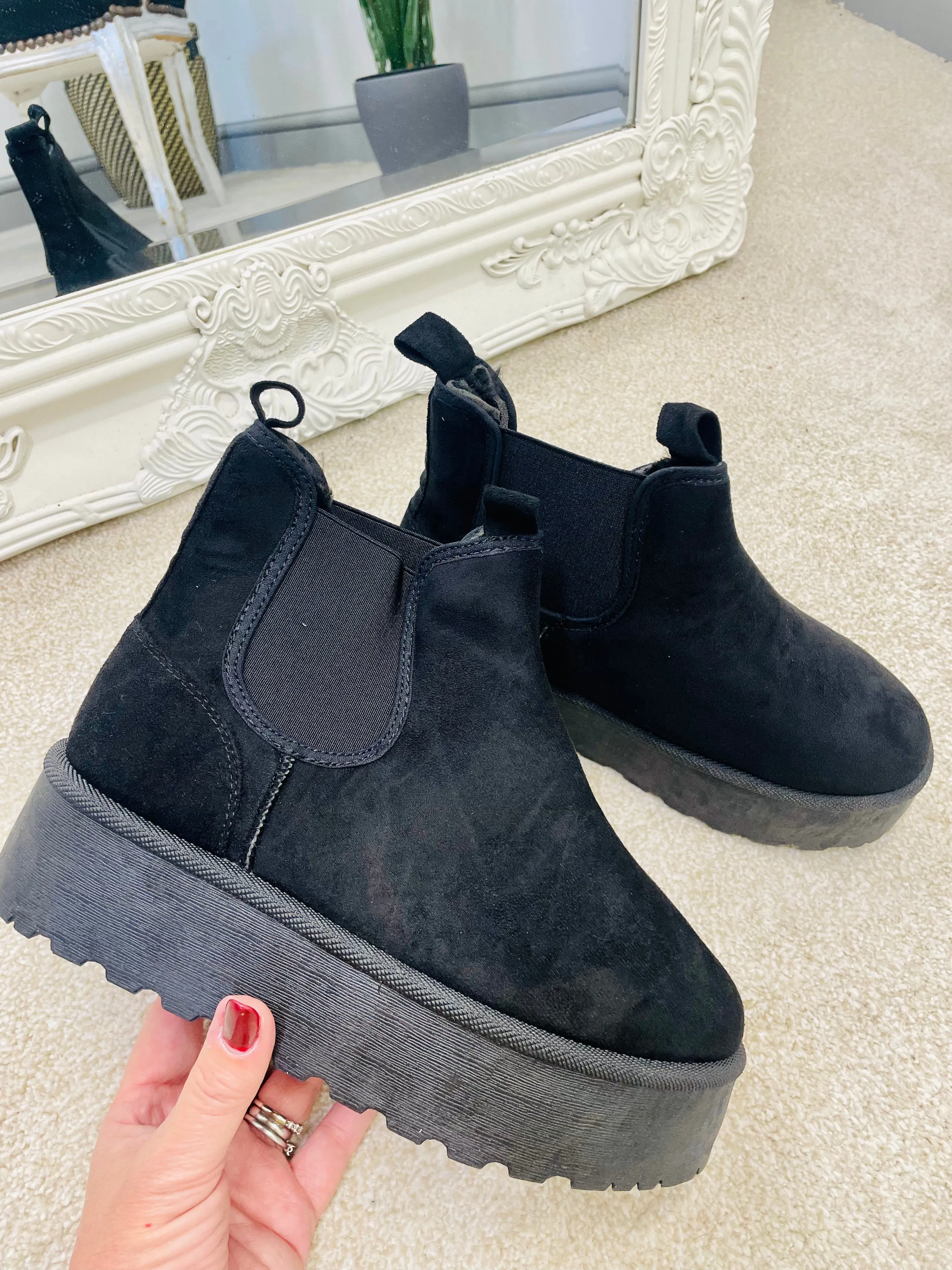 Faux Suede Flatform Huggy Boots in 2 Colors