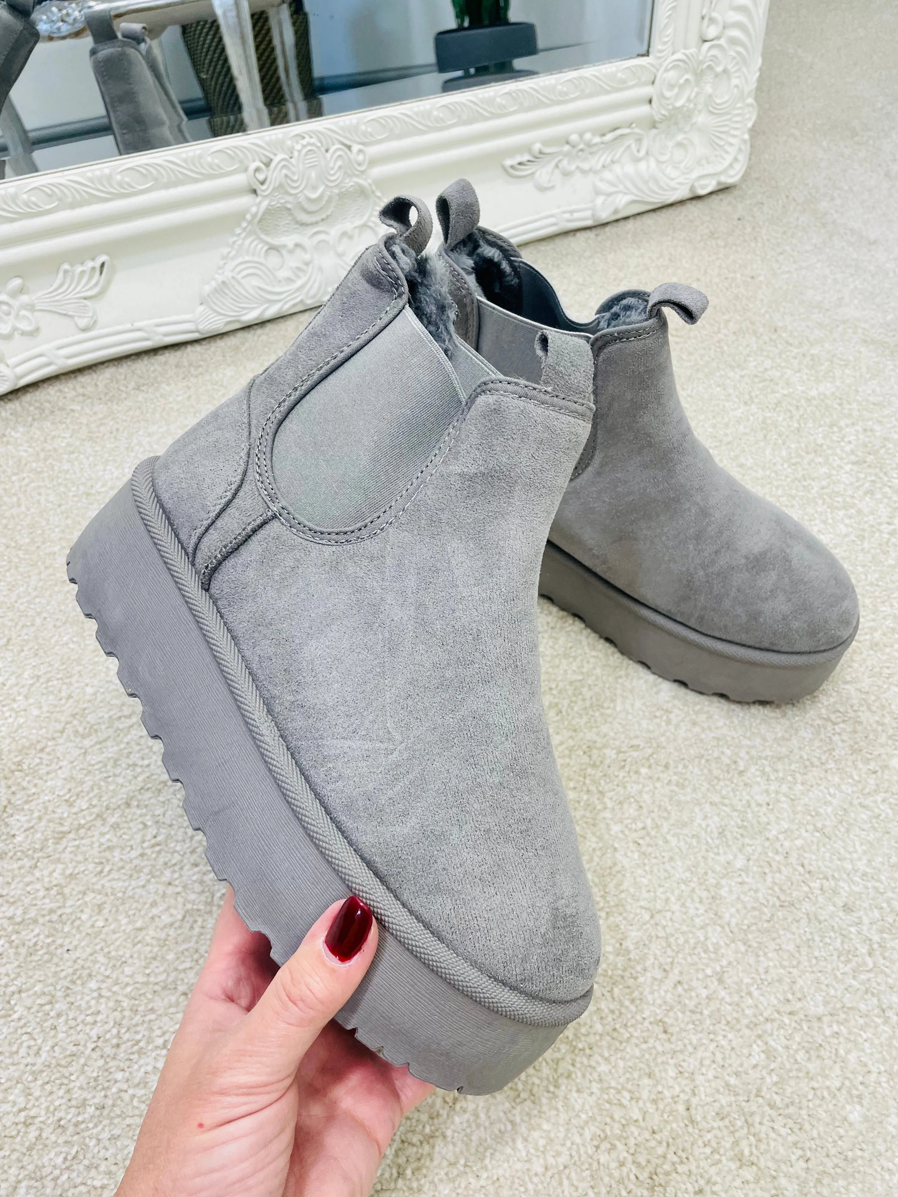 Faux Suede Flatform Huggy Boots in 2 Colors